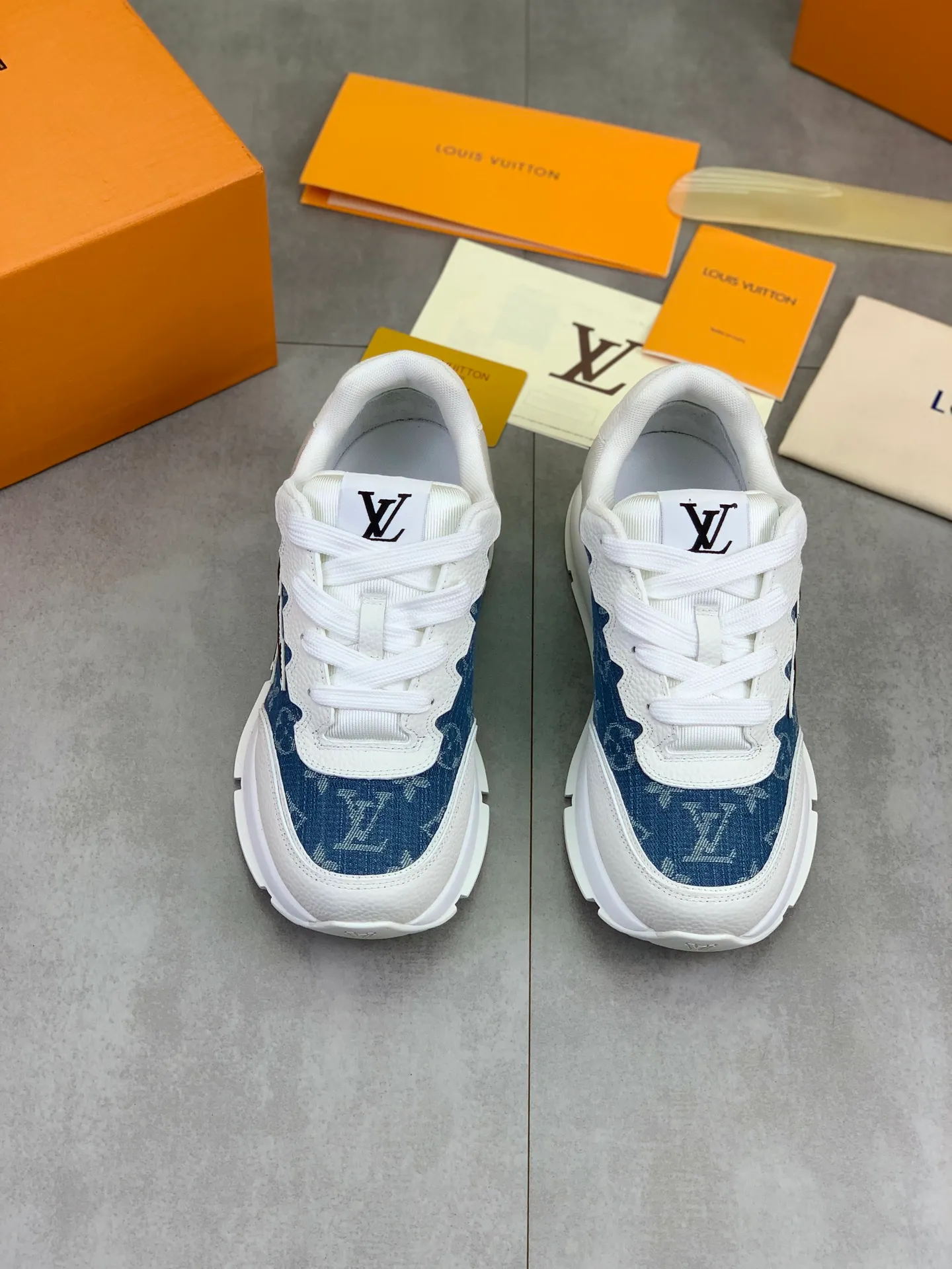 Factory price P700 💶 Top version [LOUIS VUITTON] Couple 🧑‍🤝‍🧑 Craftsman style Counter series (original order) New style 🍀LV Louis Vuitton - top version LV classic high-top trendy shoes! Made of imported original craft calfskin, original breathable lining, and original wear-resistant, lightweight, high-end TPU outsole! High quality products! 2️⃣ colors available, size: female 35-39, male 39-44 (female 40, male 45 46 customized)